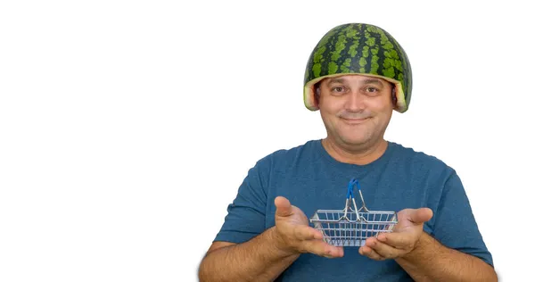 Человек в арбузном шлеме на голове. Забавный парень держит миниатюрную корзину — стоковое фото
