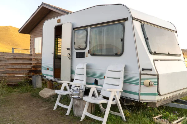 Remorque touristique est garée pour les loisirs. caravane blanche remorque dans le camping. véhicule récréatif VR. — Photo