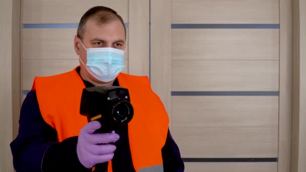 Guard Checks Temperature Thermal Imager Entering Room Temperature Control Identification — Stockvideo