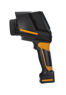 Beyaz arka planda termal görüntüleyici. Yan görünüş. Araştırılan yüzeyin sıcaklık dağılımını izlemek için bir cihaz. Halka açık yerlerde vücut sıcaklığının temas dışı ölçümü için kamera