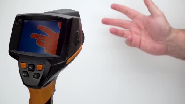 Termowizor Pokazuje Temperaturę Ludzkiego Ciała Ręka Jest Wyświetlana Ekranie Urządzenia — Wideo stockowe