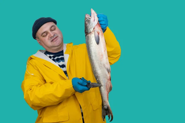Catcher Reinigt Schubben Van Een Gevangen Vis Man Een Vispak — Stockfoto