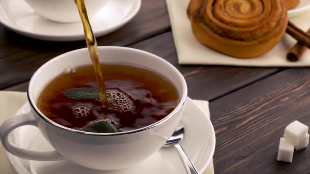 热红茶倒入杯子里 早上的早餐茶既有滋补作用 又有抚慰作用 牛奶或奶油 通常配以甜点 — 图库视频影像