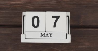 Takvim, gün değişimi. Ahşap takvim, ay ve gün ahşap bir masada. Ay boyunca sürenin hızlı sürmesi. Hızlandırılmış takvim. Hareketi durdur. 