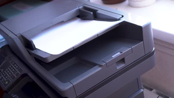 Dispositivo Multifuncional Que Combina Las Funciones Una Impresora Escáner Dispositivo — Vídeo de stock