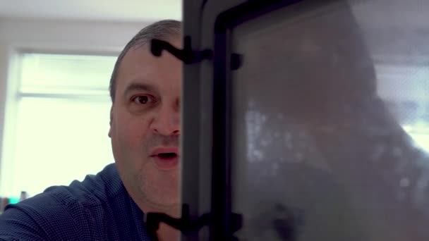 男人看着微波炉 吃着美味的食物 有选择的重点 微波炉 开门关门 厨房里做饭用的微波炉 — 图库视频影像