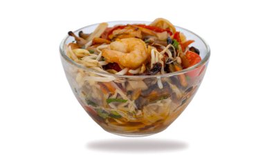 Beyaz arka planda bir tabak rafadan erişte. Karides ve baharatlı Çin makarnası. Susam yağında kızartılmış karides ve fasulye filizi.