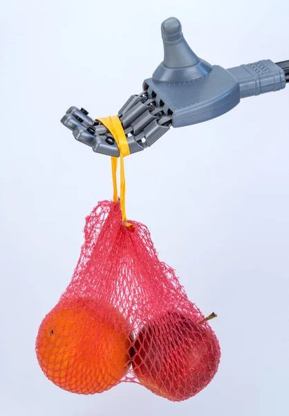 Robot kéz tartja a rács gyümölcsök. élelmiszer-szállítás technológiával és mesterséges intelligenciával — Stock Fotó