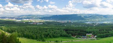 Krasnoyarsk kentindeki Nikolaevskaya Sopka gözlem güvertesinden panoramik manzara