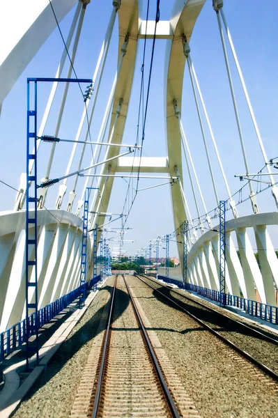 köprü Nehri üstünden geçiyor.