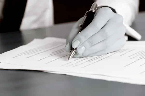 Ondertekening van een belangrijk document — Stockfoto