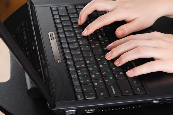 Las manos femeninas trabajando en el ordenador portátil —  Fotos de Stock