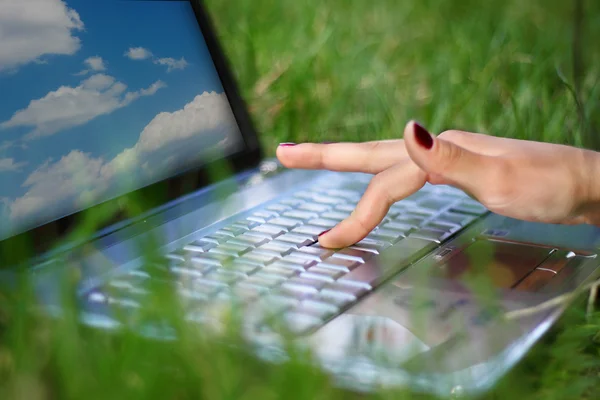 Hände eines jungen Mädchens, das am Laptop arbeitet — Stockfoto