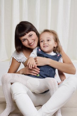 Küçük kızı ile oynarken annesi