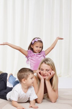 Annem küçük çocuklarla oynuyor.