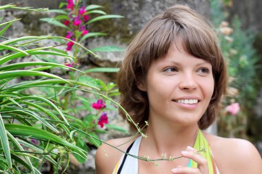 Çekici genç bir kadın çiçek kokusu hissediyor