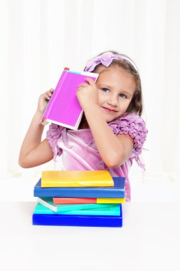 Mutlu küçük kız kapalı okuma