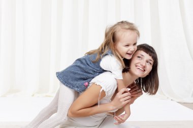 Küçük kızı ile oynarken annesi