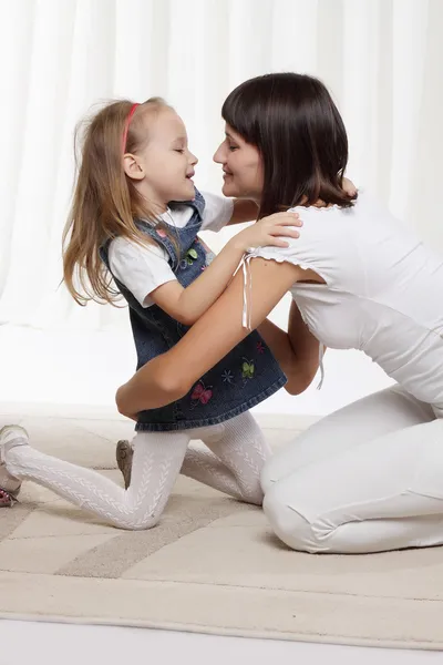 Mom playing with little daughter — Stock Photo, Image