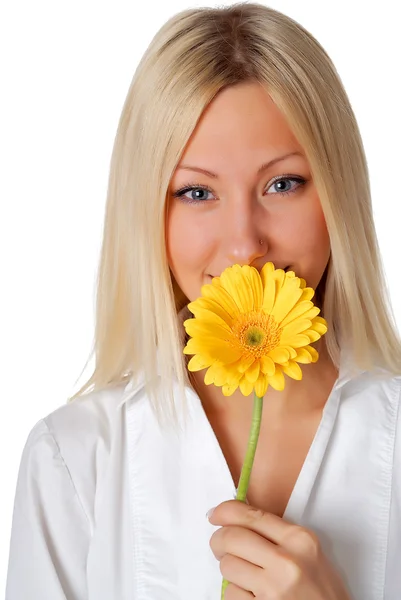 Portrait of goregous young lady holding a yellow flower isolated on white background — Stock Photo, Image