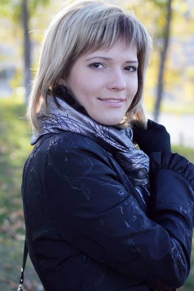 Junge schöne Frau im Herbstpark — Stockfoto