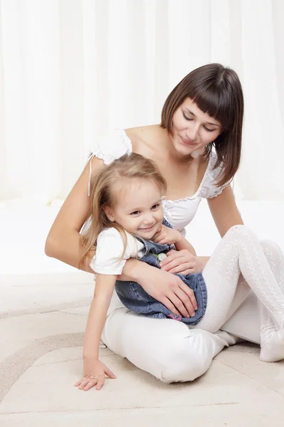 Mom playing with little daughter — Stock Photo, Image