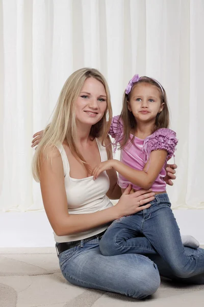 Mom playing with little daughter — Stock Photo, Image