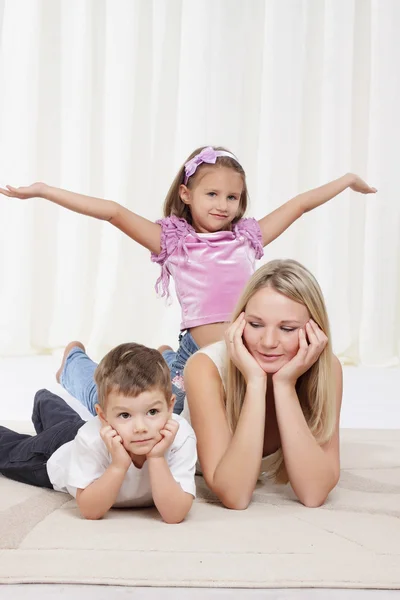 Mom playing with young children — Stock Photo, Image