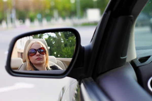 Ładna kobieta jazdy jej Cabrio Samochód sportowy z jej sunglas — Zdjęcie stockowe