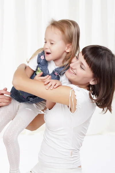 Mom playing with little daughter — Stock Photo, Image