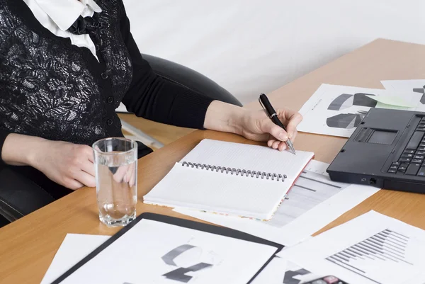 Handsignatur eines wichtigen Dokuments — Stockfoto