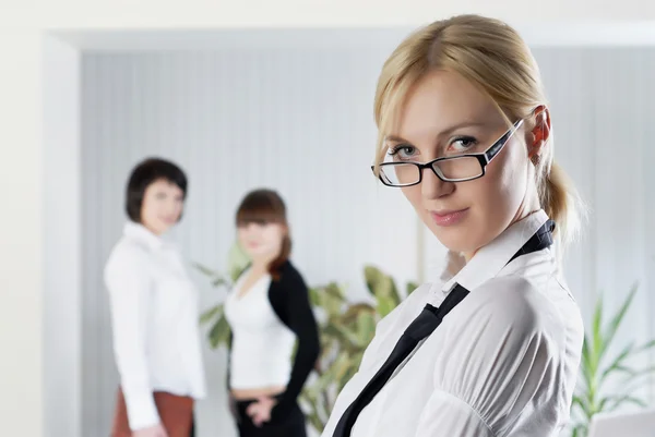 Молодая деловая женщина в офисе с коллегами — стоковое фото