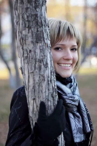 Giovane bella donna nel parco autunnale — Foto Stock