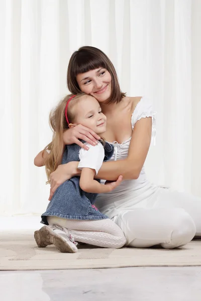 Mom playing with little daughter — Stock Photo, Image