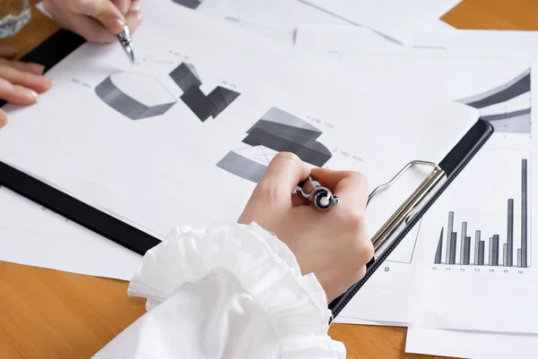 Hands of business women are actively discussing the business pro — Stock Photo, Image