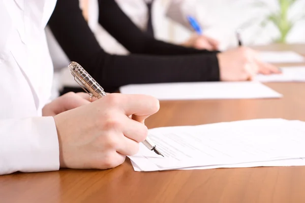 Persons hand underteckna ett viktigt dokument — Stockfoto