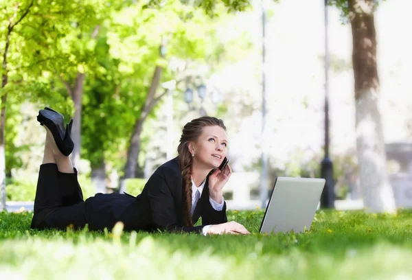 Young woman working in the park. — Stock Photo, Image