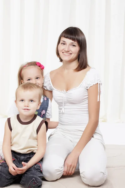 Mom playing with young children — Stock Photo, Image