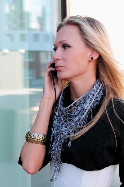 携帯電話で話している魅力的な若い女性実業家 — ストック写真