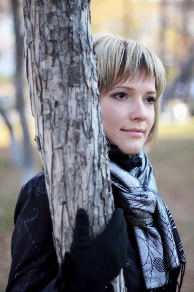 Junge schöne Frau im Herbstpark — Stockfoto