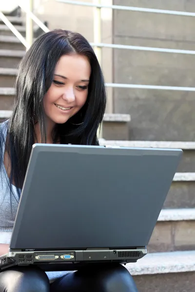 Charmante brunette met een laptop — Stockfoto