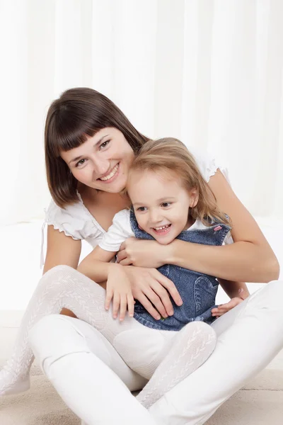 Mom playing with little daughter — Stock Photo, Image