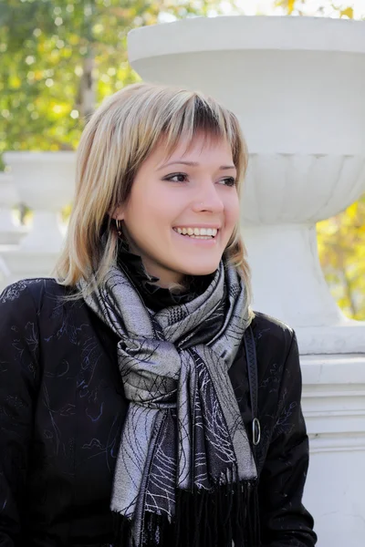 Jovem mulher bonita no parque de outono — Fotografia de Stock