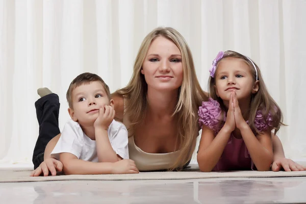 Mom playing with young children — Stock Photo, Image