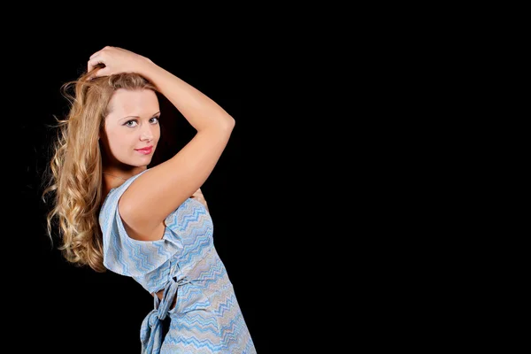 Eine charmante junge Blondine auf schwarzem Hintergrund — Stockfoto