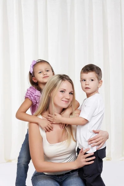 Mom playing with young children — Stock Photo, Image