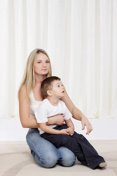 Mom playing with young son — Stock Photo, Image