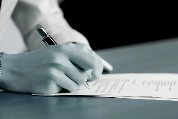Mão da pessoa que assina um documento importante — Fotografia de Stock