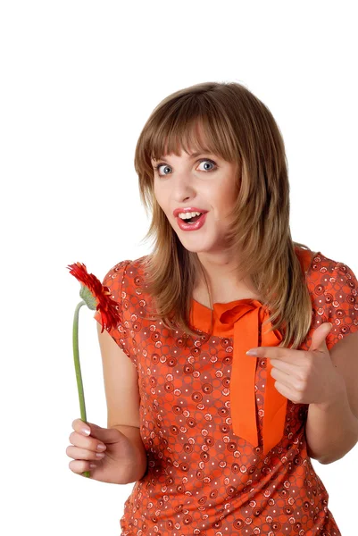 Retrato de mulher sorridente caucasiana atraente com flor — Fotografia de Stock