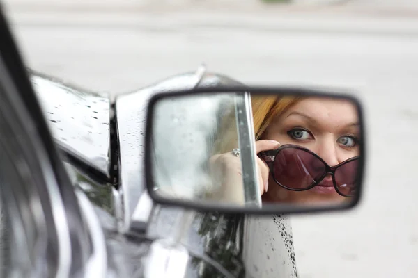 きれいな女性彼女のサングラスと彼女のレトロな車を運転 — ストック写真